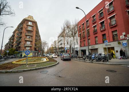 MADRID, ESPAGNE - VERS JANVIER 2020 : vue de madrid au niveau de la rue. Banque D'Images