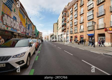 MADRID, ESPAGNE - VERS JANVIER 2020 : vue de madrid au niveau de la rue. Banque D'Images