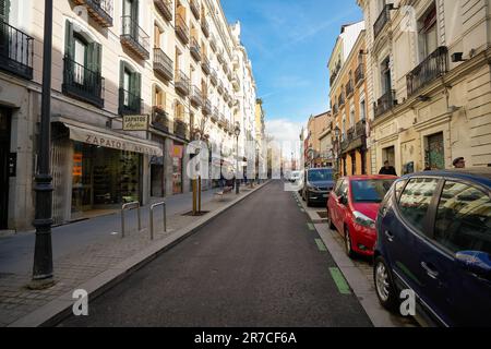 MADRID, ESPAGNE - VERS JANVIER 2020 : vue de madrid au niveau de la rue. Banque D'Images