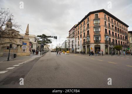 MADRID, ESPAGNE - VERS JANVIER 2020 : vue de madrid au niveau de la rue. Banque D'Images