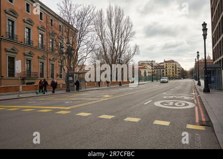 MADRID, ESPAGNE - VERS JANVIER 2020 : vue de madrid au niveau de la rue. Banque D'Images