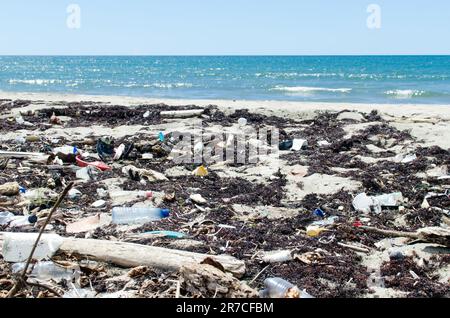 Une plage peu visitée fortement contaminée par des plastiques dans la province de Colón, sur la côte des Caraïbes du Panama. Banque D'Images