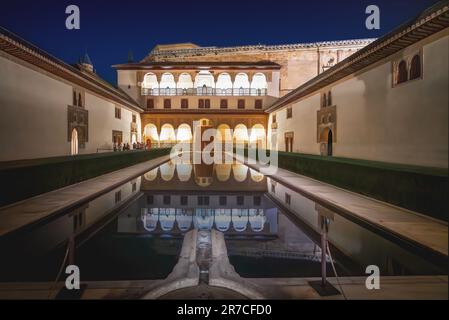 Cour des Myrtles (patio de los Arrayanes) au Palais Comares à Nasrid Palais de l'Alhambra la nuit - Grenade, Andalousie, Espagne Banque D'Images