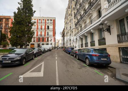 MADRID, ESPAGNE - VERS JANVIER 2020 : vue de madrid au niveau de la rue. Banque D'Images