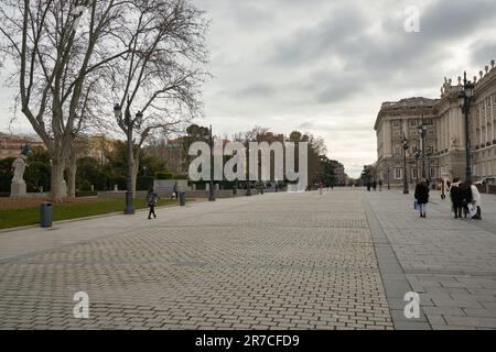 MADRID, ESPAGNE - VERS JANVIER 2020 : vue de madrid au niveau de la rue. Banque D'Images