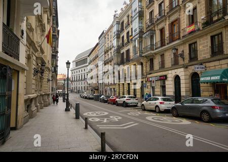 MADRID, ESPAGNE - VERS JANVIER 2020 : vue de madrid au niveau de la rue. Banque D'Images