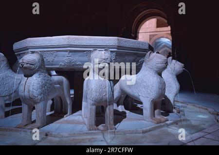 Fontaine de la Cour des Lions (patio de los Leones) aux palais Nasrides de l'Alhambra la nuit - Grenade, Andalousie, Espagne Banque D'Images