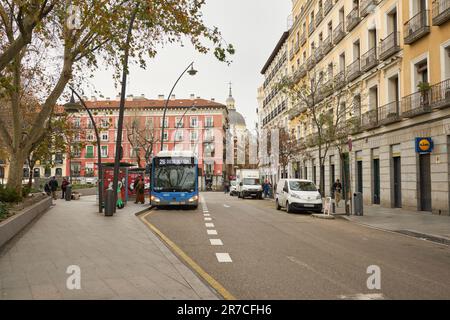 MADRID, ESPAGNE - VERS JANVIER 2020 : vue de madrid au niveau de la rue. Banque D'Images
