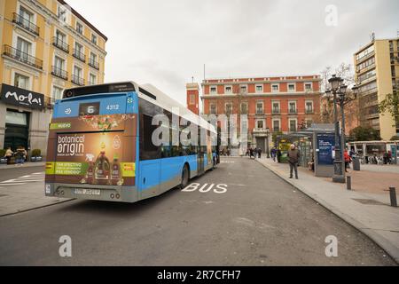 MADRID, ESPAGNE - VERS JANVIER 2020 : vue de madrid au niveau de la rue. Banque D'Images