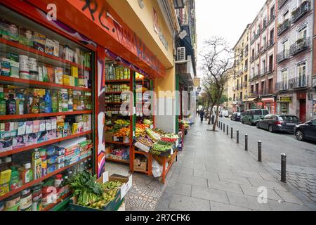 MADRID, ESPAGNE - VERS JANVIER 2020 : vue de madrid au niveau de la rue. Banque D'Images