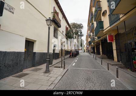 MADRID, ESPAGNE - VERS JANVIER 2020 : vue de madrid au niveau de la rue. Banque D'Images