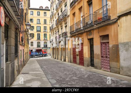 MADRID, ESPAGNE - VERS JANVIER 2020 : vue de madrid au niveau de la rue. Banque D'Images