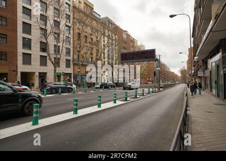 MADRID, ESPAGNE - VERS JANVIER 2020 : vue de madrid au niveau de la rue. Banque D'Images