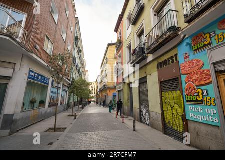 MADRID, ESPAGNE - VERS JANVIER 2020 : vue de madrid au niveau de la rue. Banque D'Images