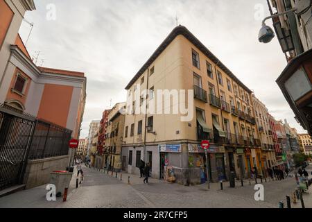 MADRID, ESPAGNE - VERS JANVIER 2020 : vue de madrid au niveau de la rue. Banque D'Images