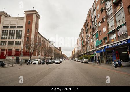 MADRID, ESPAGNE - VERS JANVIER 2020 : vue de madrid au niveau de la rue. Banque D'Images
