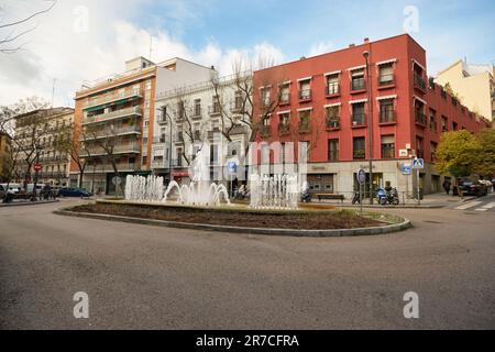 MADRID, ESPAGNE - VERS JANVIER 2020 : vue de madrid au niveau de la rue. Banque D'Images
