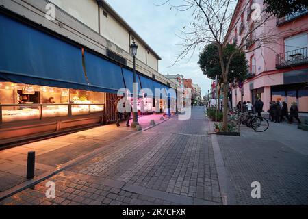 MADRID, ESPAGNE - VERS JANVIER 2020 : vue de madrid au niveau de la rue. Banque D'Images