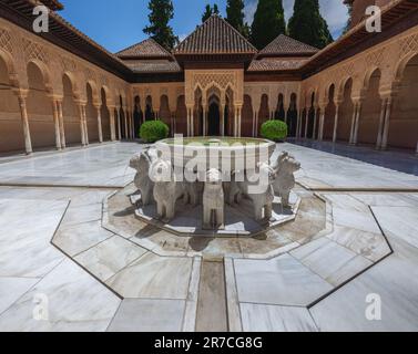 Cour des Lions (patio de los Leones) avec fontaine aux palais Nasrides de l'Alhambra - Grenade, Andalousie, Espagne Banque D'Images