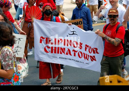 10 juin 2023, Philadelphie. Pas d'arène dans Chinatown proteste march. Anakbayan Philadelphie, alliés en solidarité (voir add'l info). Banque D'Images