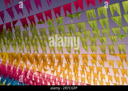 drapeaux colorés des fêtes de juin (fêtes juninas ou fête de saint john) Banque D'Images