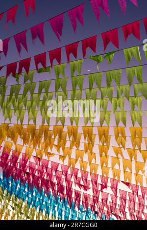 drapeaux colorés des fêtes de juin (fêtes juninas ou fête de saint john) Banque D'Images