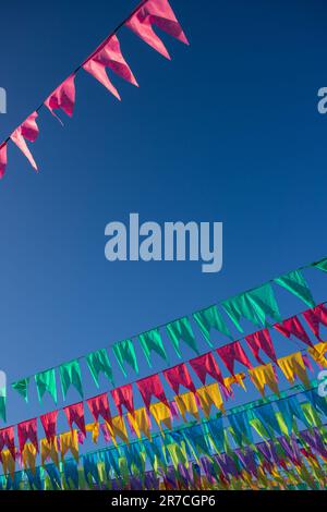 drapeaux colorés des fêtes de juin (fêtes juninas ou fête de saint john) Banque D'Images