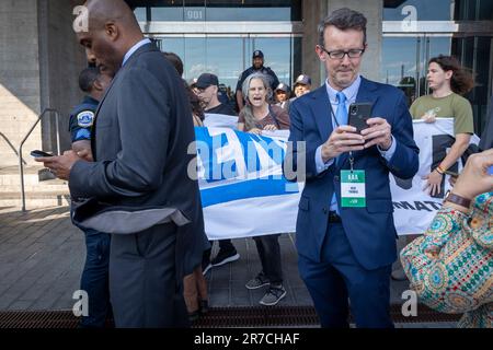 Washington, États-Unis, 14, juin 2023. Les membres du Climate Defiance protestent contre le président Joe Biden devant le lieu où il est prévu de prendre la parole à la collecte de fonds de la Ligue des électeurs pour la conservation, mercredi, 14 juin 2023 à Washington. Le président Biden a récemment signé la loi Mountain Valley Pipeline, qui pourrait transporter 2 000 000 000 pieds cubes par jour de gaz fracturé.Credit: Eric Kayne/Alamy Live News Banque D'Images