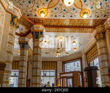 Prague, Bohême - CZ– 2 juin 2023 vue horizontale sur les murs et colonnes en céramique de l'historique café Imperial. Situé dans l'Art Banque D'Images