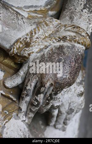 La sculpture de Jésus-Christ, avec ses mains finement détaillées sur la croix, invite les spectateurs à contempler l'immense sacrifice et l'amour éternel Banque D'Images