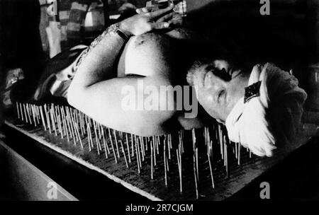 New York, New York: 20 mai 1976 Vernon Craig, le champion du monde du lit des ongles, pratique son art à l'inauguration de la salle d'exposition Guinness World Records. Banque D'Images