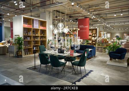 ABU DHABI, Émirats Arabes Unis - VERS JANVIER 2020 : divers articles exposés dans le magasin West Elm. Banque D'Images