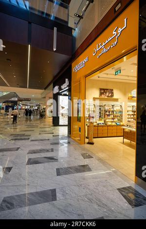 ABU DHABI, Émirats Arabes Unis - VERS JANVIER 2020 : entrée au magasin l'Occitane en Provence. L'Occitane, est un détaillant de luxe français de corps, visage, cheveux, parfum Banque D'Images