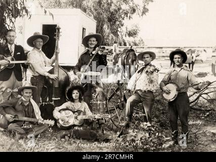 Los Angeles, Californie, c 1933 Un portrait du groupe Jack Lefevre et de son groupe Texas Outlaws, avec (l-r) Dude, Jack, Squirrel, Mae, Jimmie, Cyclone et Shorty ainsi que les lettres d'appel de la station de radio Warner Brothers, KFWB. Banque D'Images