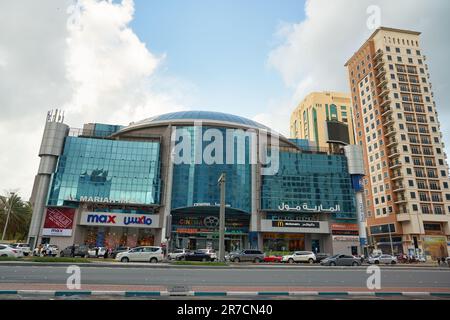 ABU DHABI, Émirats Arabes Unis - VERS JANVIER 2020 : vue sur la rue du centre commercial Al Maryah à Abu Dhabi. Banque D'Images