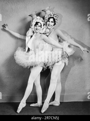 Etats-Unis: 1929 deux danseuses d'orteil dans la production de Fanchon et Marco de 'l'idée de la beauté'. Banque D'Images