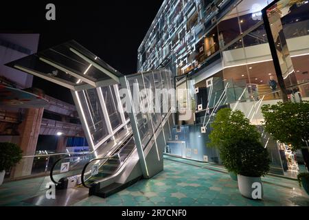 BANGKOK, THAÏLANDE - VERS JANVIER 2020 : centre commercial Siam Discovery la nuit. Banque D'Images