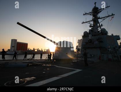 230611-N-DE439-1468 AGADIR, Maroc (11 juin 2023) les marins du destroyer à missiles guidés de classe Arleigh Burke USS Arleigh Burke (DDG 51) sont en train de mettre les rails au départ du navire d'Agadir, Maroc, 11 juin 2023. Arleigh Burke est en cours de déploiement aux États-Unis Marine Forces Europe zone d'opérations, employée par les États-Unis Sixième flotte pour défendre les intérêts des États-Unis, des alliés et des partenaires. (É.-U. Navy photo by Mass communication Specialist 2nd Class Almagissel Schurant) Banque D'Images