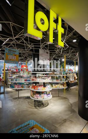 BANGKOK, THAÏLANDE - VERS JANVIER 2020 : divers articles exposés au magasin Loft dans le centre commercial Siam Discovery. Loft est une chaîne de spécialités japonaises. Banque D'Images