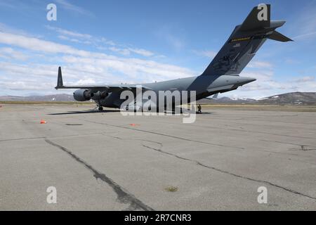 Une garde nationale aérienne de l'Alaska C-17 Globemaster III du 144th Escadron de transport aérien, 176th e Escadre, arrive à Nome, en Alaska, au 12 juin, Dans le cadre de l'exercice ORCA 2023. L’avion a déployé des membres de l’équipe de soutien civil – armes de destruction massive de la Garde nationale de l’Alaska en 103rd avec leur véhicule de reconnaissance d’intervention d’urgence pour réagir à un incident simulé. L’exercice biennal fait partie du programme de formation de routine du GMD-CST de 103rd, conçu pour maintenir l’état de préparation, valider les procédures d’intervention et collaborer avec les organismes communautaires de première intervention de l’État. (Alaska National Gua Banque D'Images
