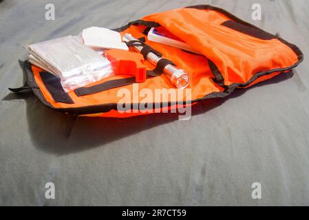 Photo de la trousse de survie d'urgence sur fond gris avec espace de copie. Banque D'Images