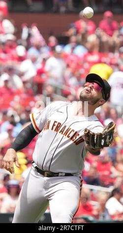 St. Louis, États-Unis. 14th juin 2023. San Francisco Giants troisième baseman David Villar combat le soleil pour faire une prise sur une balle au large de la batte de Saint Louis Cardinals Nolan Arenado dans la cinquième salle à manger au Busch Stadium à St. Louis, mercredi, 14 juin 2023. Photo par Bill Greenblatt/UPI crédit: UPI/Alay Live News Banque D'Images