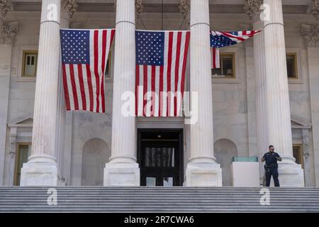 Washington, États-Unis. 14th juin 2023. Les drapeaux nationaux AMÉRICAINS sont suspendus entre les colonnes sur les marches du Front est de la Chambre des représentants pour célébrer le jour du drapeau, sur la colline du Capitole à Washington, DC, mercredi, 14 juin 2023. Le jour du drapeau commémore l'adoption du drapeau américain le 14 juin 1777 photo de Ken Cedeno/UPI crédit: UPI/Alay Live News Banque D'Images