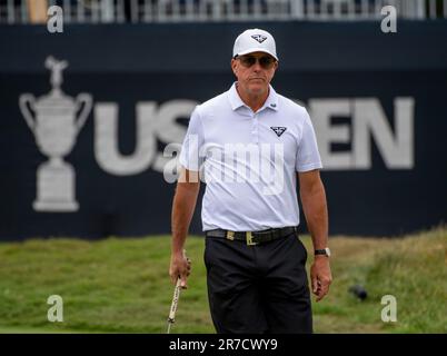 Los Angeles, États-Unis. 14th juin 2023. Phil Mickelson marche le vert du 10th trou pendant la ronde d'entraînement pour les 2023 États-Unis Ouvert au Los Angeles Country Club de Los Angeles le mercredi, 14 juin 2023. Photo de Mike Goulding/UPI crédit: UPI/Alay Live News Banque D'Images