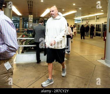 Washington, États-Unis. 14th juin 2023. ÉTATS-UNIS Le sénateur John Fetterman (D-PA) à pied près du métro du Sénat au Capitole des États-Unis. Crédit : SOPA Images Limited/Alamy Live News Banque D'Images