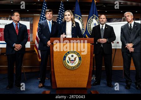 Washington, États-Unis. 14th juin 2023. ÉTATS-UNIS Le représentant Laurel Lee (R-FL) s'est exprimé lors d'une conférence de presse avec d'autres parlementaires républicains au sujet de leur enquête sur les États-Unis Le secrétaire de la sécurité intérieure Alejandro Mayorkas et sa possible destitution, au Capitole des États-Unis. Crédit : SOPA Images Limited/Alamy Live News Banque D'Images