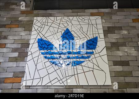 BANGKOK, THAÏLANDE - VERS JANVIER 2020 : panneau Adidas vu au magasin du centre commercial Siam. Banque D'Images