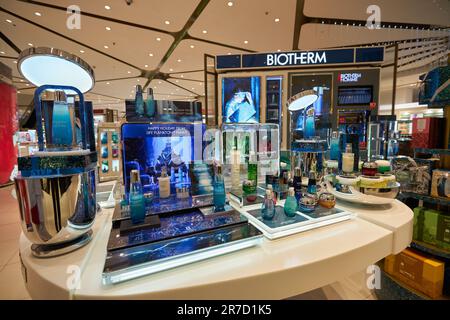 BANGKOK, THAÏLANDE - VERS JANVIER 2020 : divers produits cosmétiques Biotherm exposés au centre commercial Siam Paragon de Bangkok. Banque D'Images