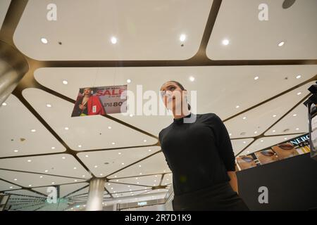 BANGKOK, THAÏLANDE - VERS JANVIER 2020 : portrait intérieur du vendeur de produits de maquillage des couleurs Bronx au centre commercial Siam Paragon de Bangkok. Banque D'Images
