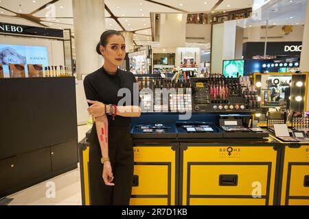 BANGKOK, THAÏLANDE - VERS JANVIER 2020 : portrait intérieur du vendeur de produits de maquillage des couleurs Bronx au centre commercial Siam Paragon de Bangkok. Banque D'Images